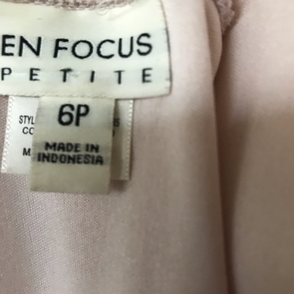 Homecoming dress I’m a M and it fits perfectly - Picture 2 of 3